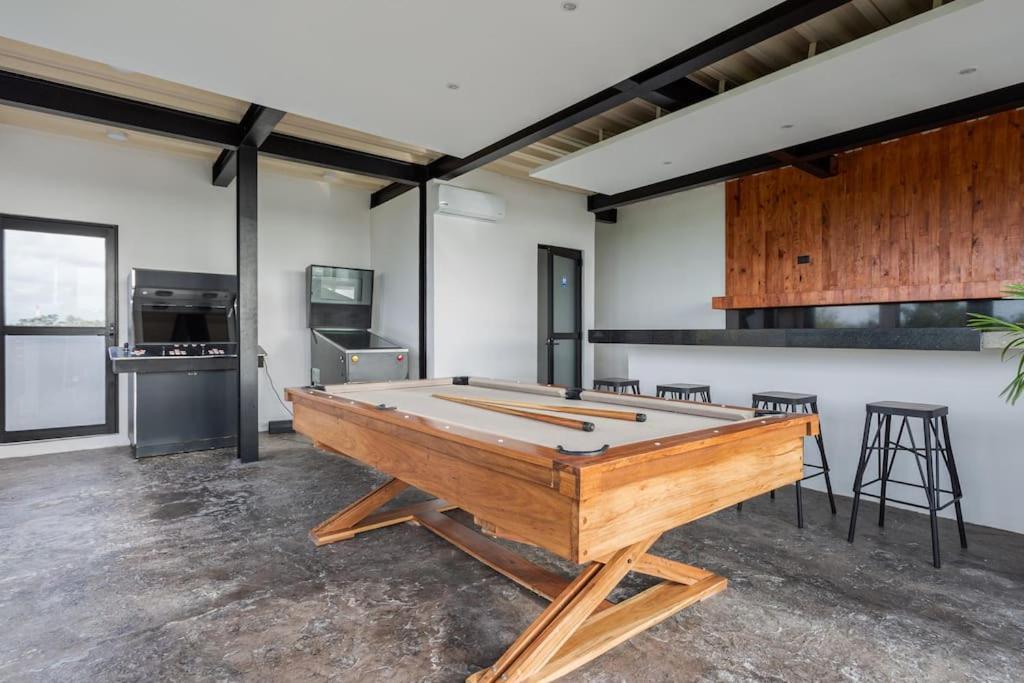 Villa Stunning 4br - Rooftop Pool, 5 Mins To