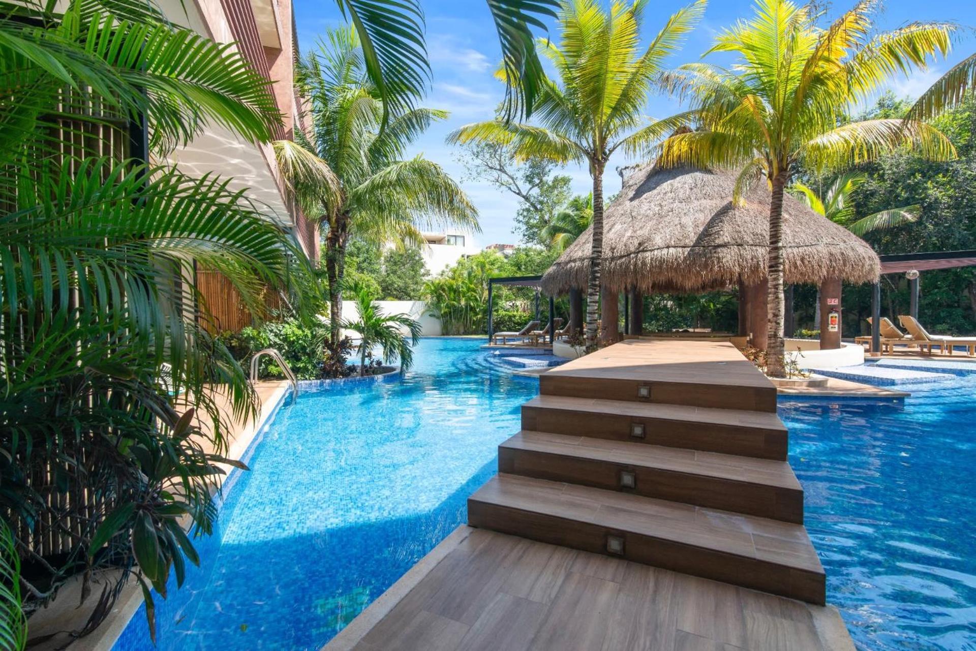 Tropical Elegance: Luxurious With Pool View Apartamento