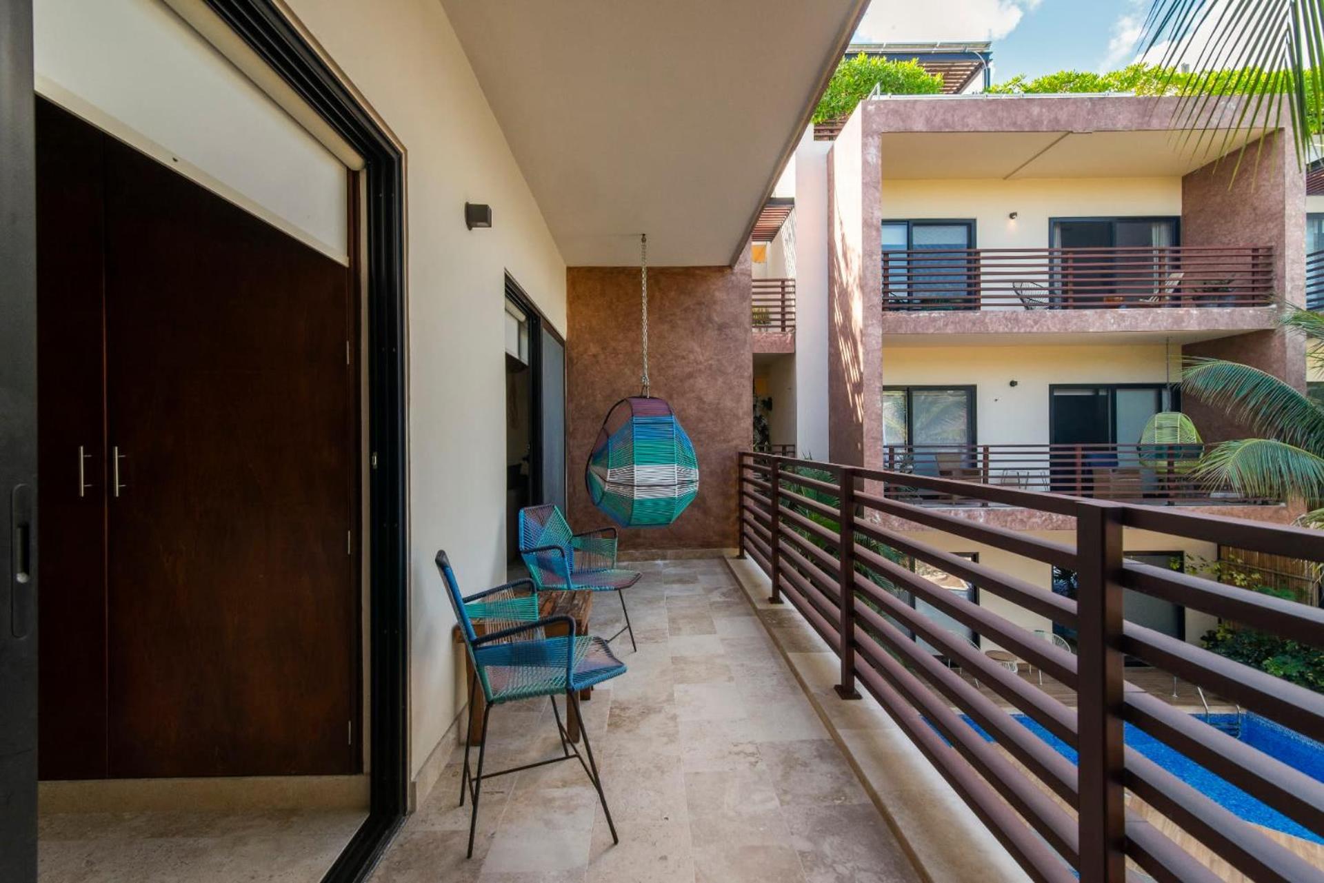 Tropical Elegance: Luxurious With Pool View Apartamento