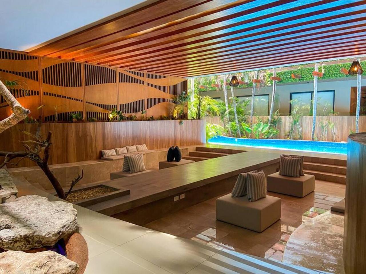 Modern Downtown With Rooftop, Pool, Gym And Parking