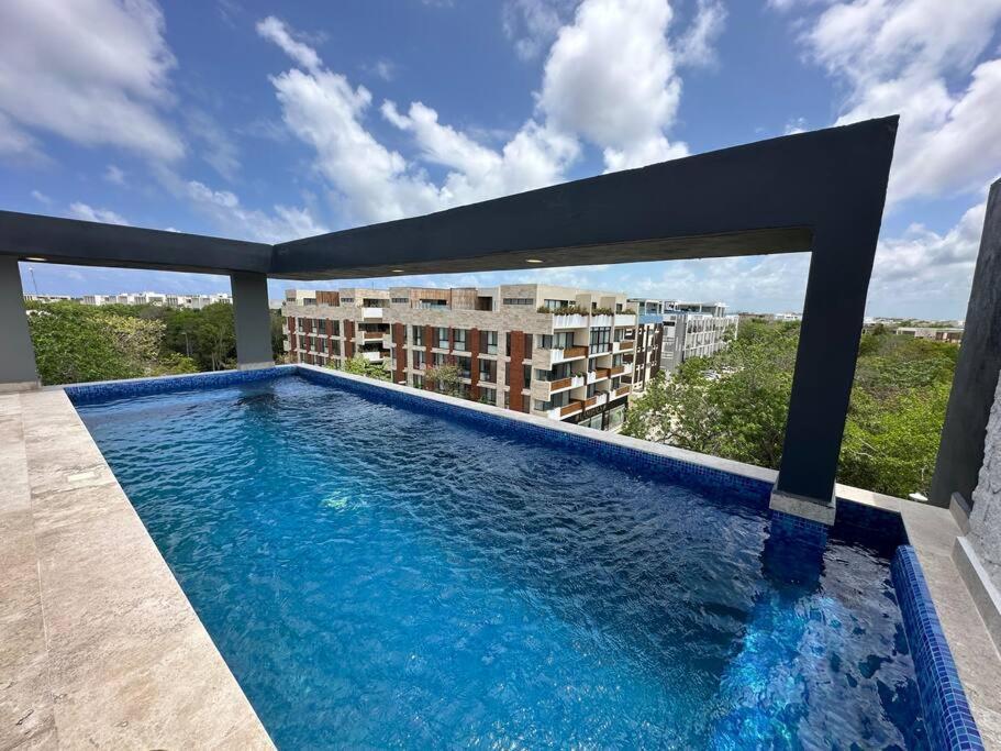 Cozy With Balcony And Rooftop Pool In