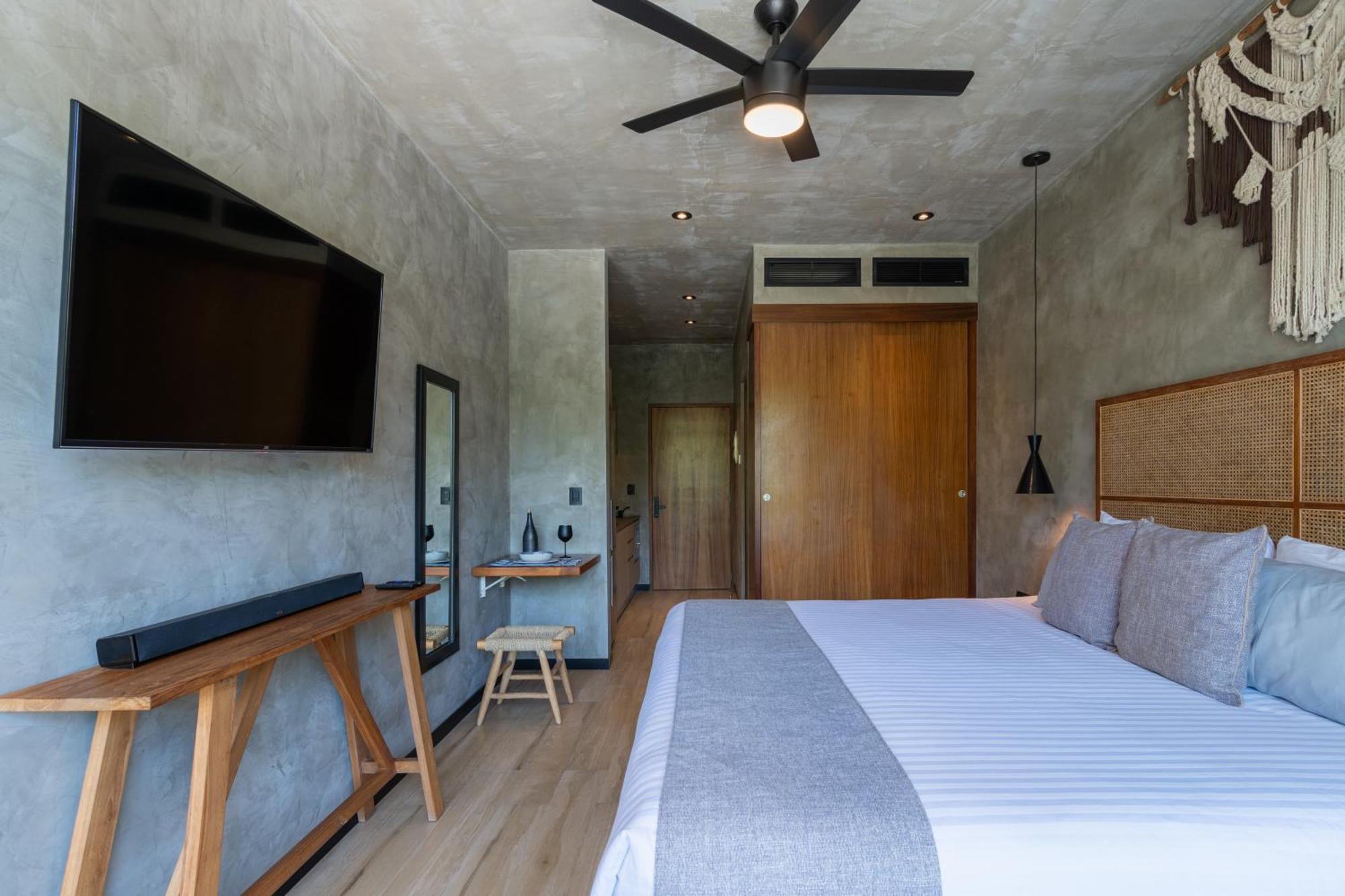 Modern With Rooftop Pool In Downtown Tulum