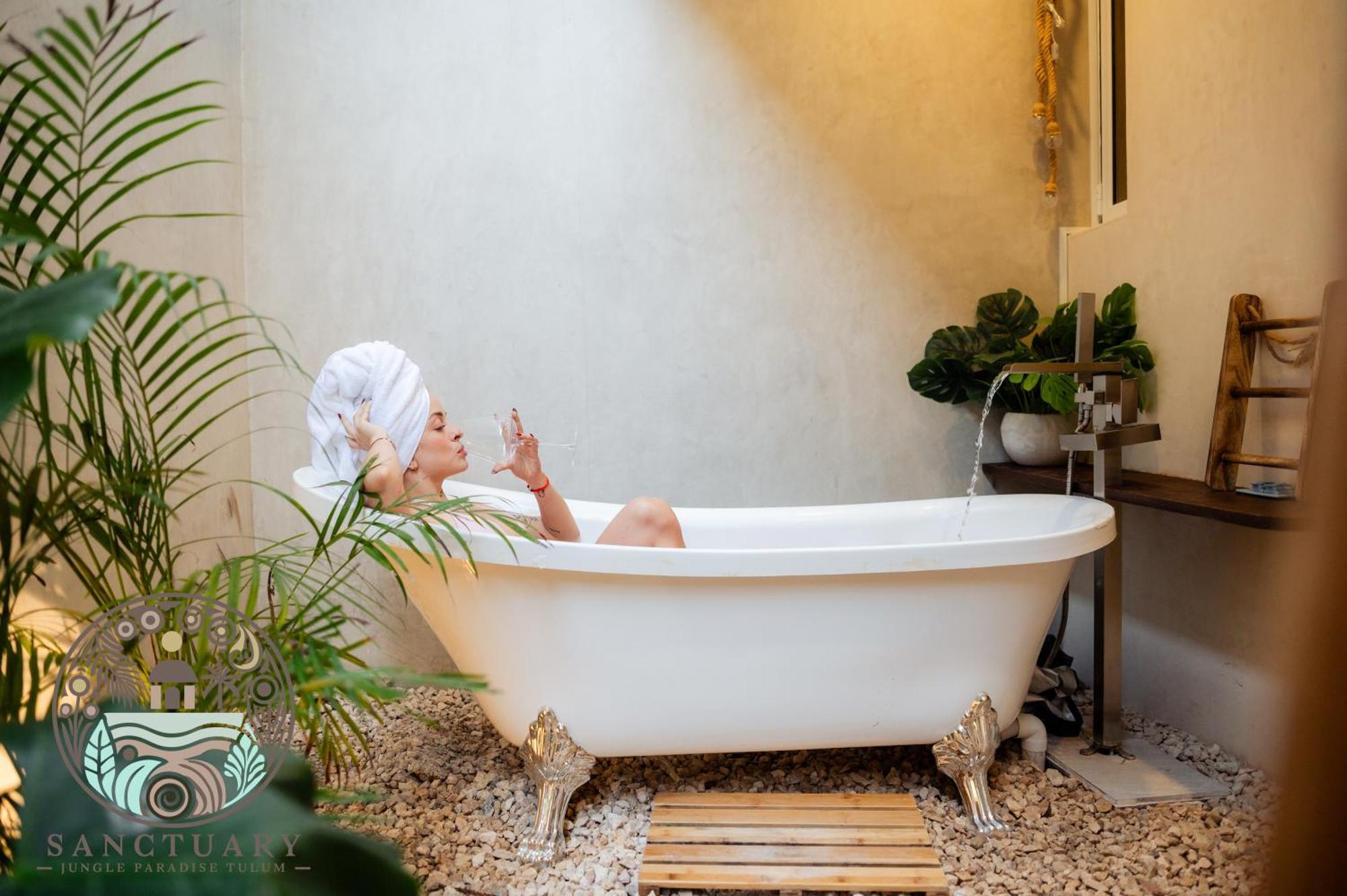 Apartamento New Sanctuary With A Jacuzzi And Private Tub In The Jungle