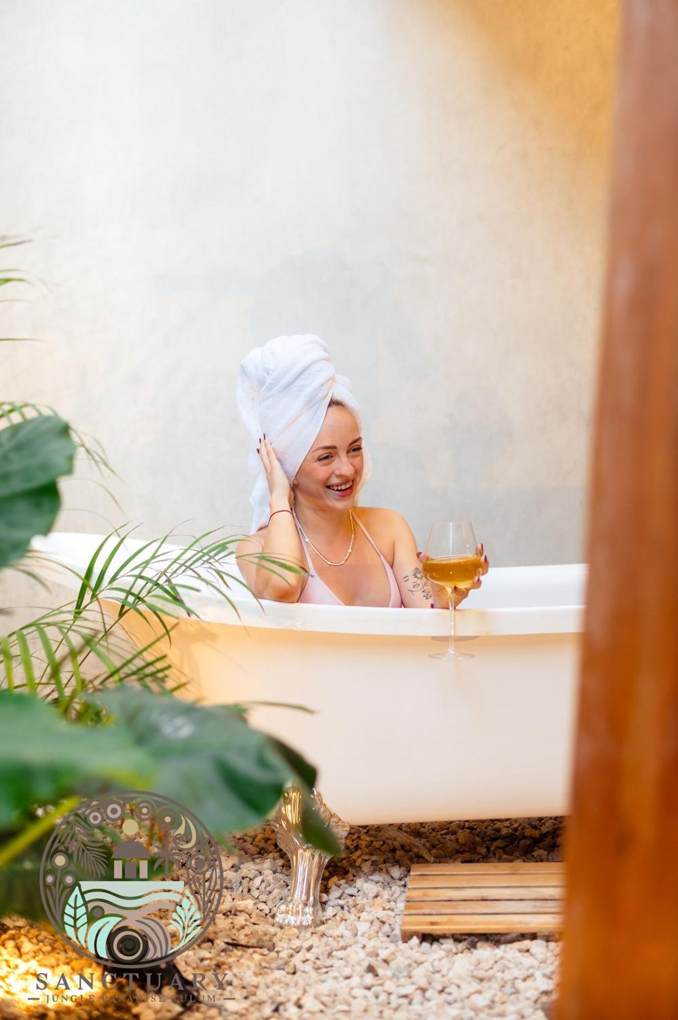 New Sanctuary With A Jacuzzi And Private Tub In The Jungle *
