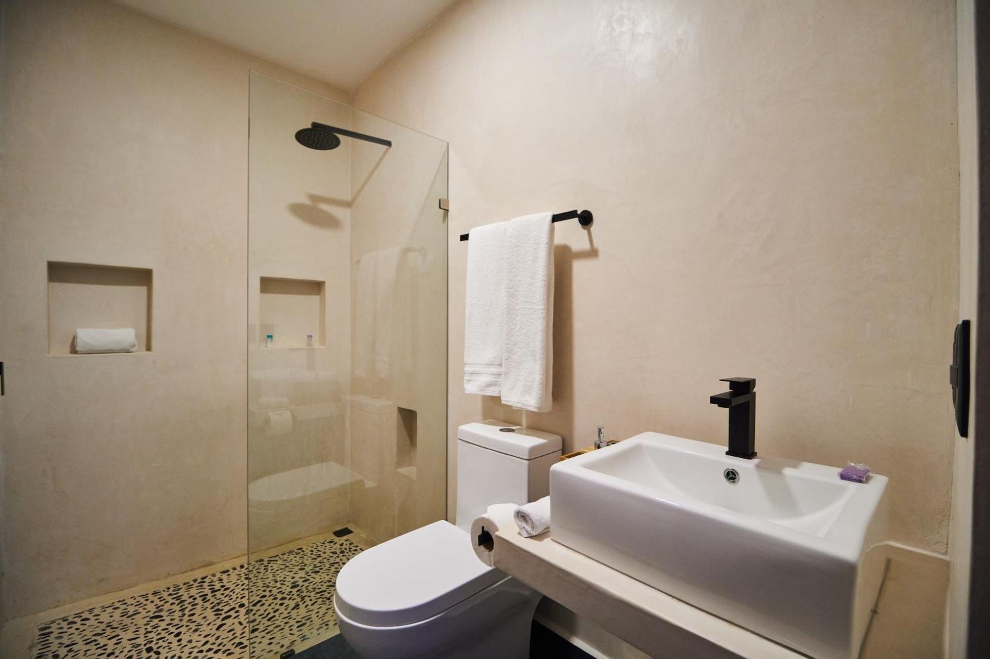Casa Baay - Private 17 Bedroom House, 34 Pax, Rooftop And Pool Сasa de vacaciones *