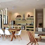 Chic-Modern Apt W/Pool, Garden, Parking & 3 Bikes