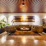 Spacious 3 Bed Penthouse With Rooftop And Gym