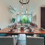 Luxury 2 Bdr 2 Bth 2 Bikes Jacuzzi Fiboptic Wifi.