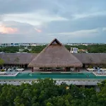 2 Bedroom Apt W/Amazing Rooftop & Jungle Views