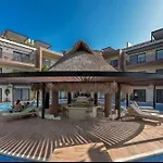 Apt -Spacious-Modern-Luxury-Comfort-Quiet Area
