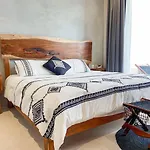 Bohochic Studio With Full Kitchen, Pool, Balcony Wifi