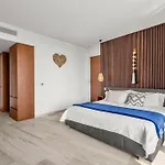 Lux Private Rooftop Pool With World Class Amenities