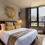 Casa Solara Sleeps 12 Beach Club