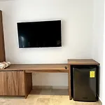 Room Rental Super Comfortable With Office Space!