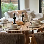 Lovely 2Bedroom Apartment Serviced + Pool & Garden