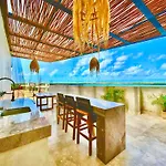 Beautiful Rooftop Apartment With Private Terrace, Amazing Pool With Aerial Views, Jacuzzi-Sauna-Gym-Laundry-Cinema-Coworking
