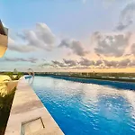 Beautiful Rooftop Apartment With Private Terrace, Amazing Pool With Aerial Views, Jacuzzi-Sauna-Gym-Laundry-Cinema-Coworking