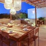Posh Large Villa Minutes From The Beach