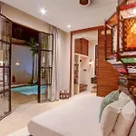 Posh Large Villa Minutes From The Beach