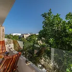 Studio Suite With Private Balcony, Rooftop Pool,Gym