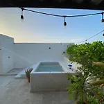 Tropical Haven - Luxury Apartment With Private Rooftop Pool And Amazing Pool View