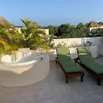 Spacious Penthouse With Private Rooftop & Jacuzzi