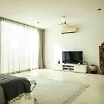 White - Unique Spacious Home And Beach Club Access