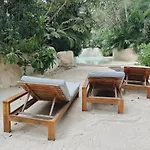 3 Pools At Main Avenue