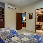 Blue Beach 2 Brm Apt Sleeps 5
