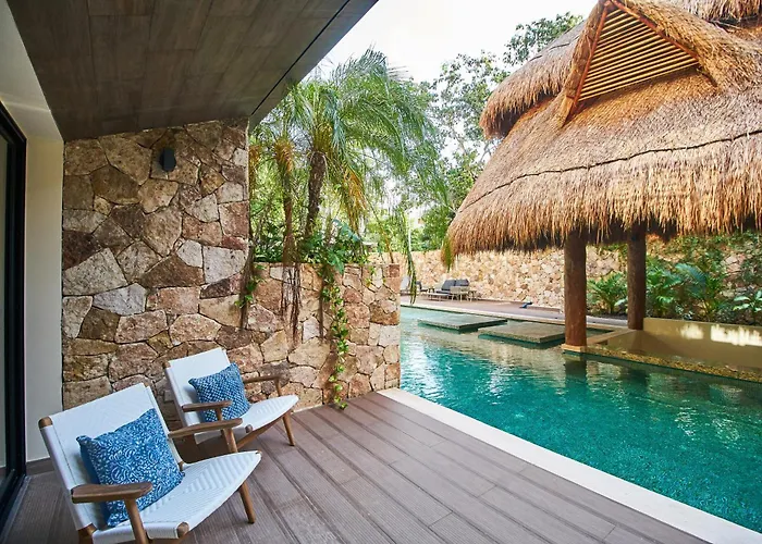 Luxury Poolside Gem With Pool, Jacuzzi & Gym