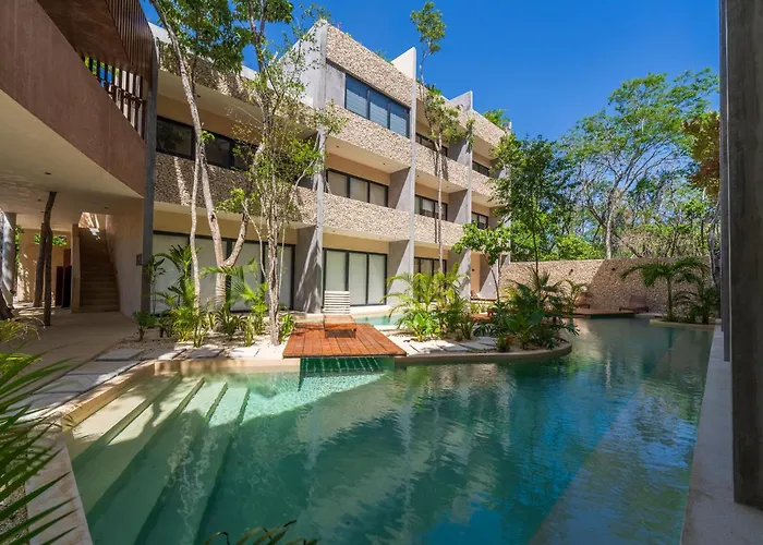 *Jungle Ph W/Pool, Close To Downtown & Beach