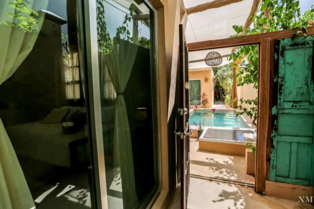 Hiphipstay - The Pablo Escobar Villa