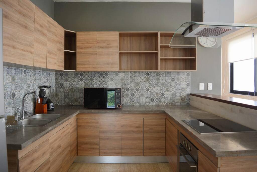 Exclusive, Spacious, Comfy 3 Bedroom Ph With Pool! Apartamento