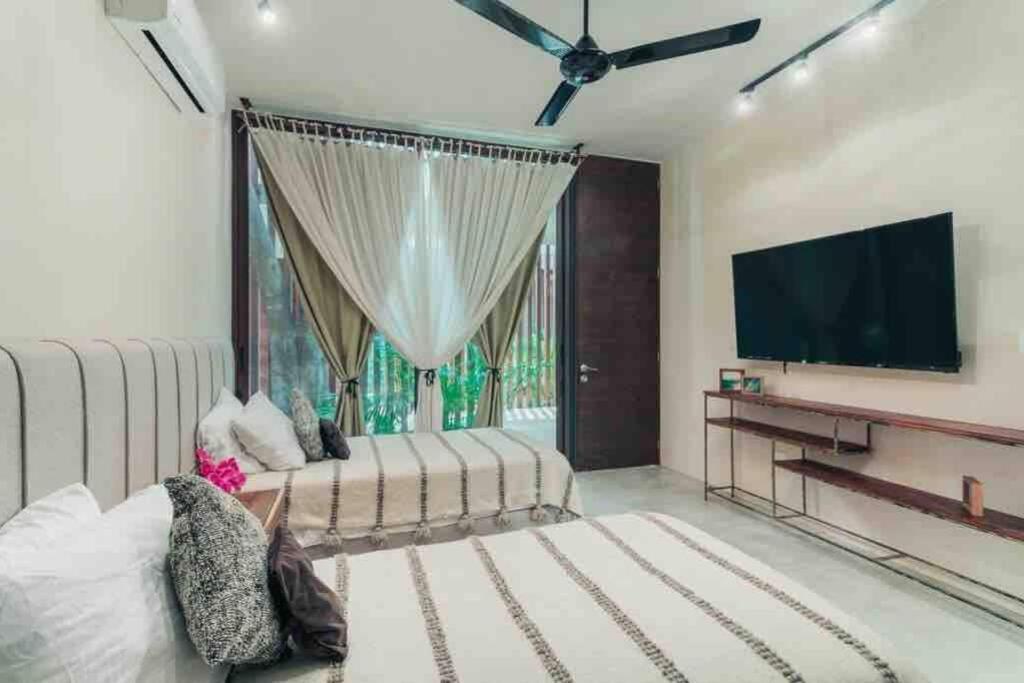 Luxury 2 Bdr 2 Bth 2 Bikes Jacuzzi Fiboptic Wifi. *