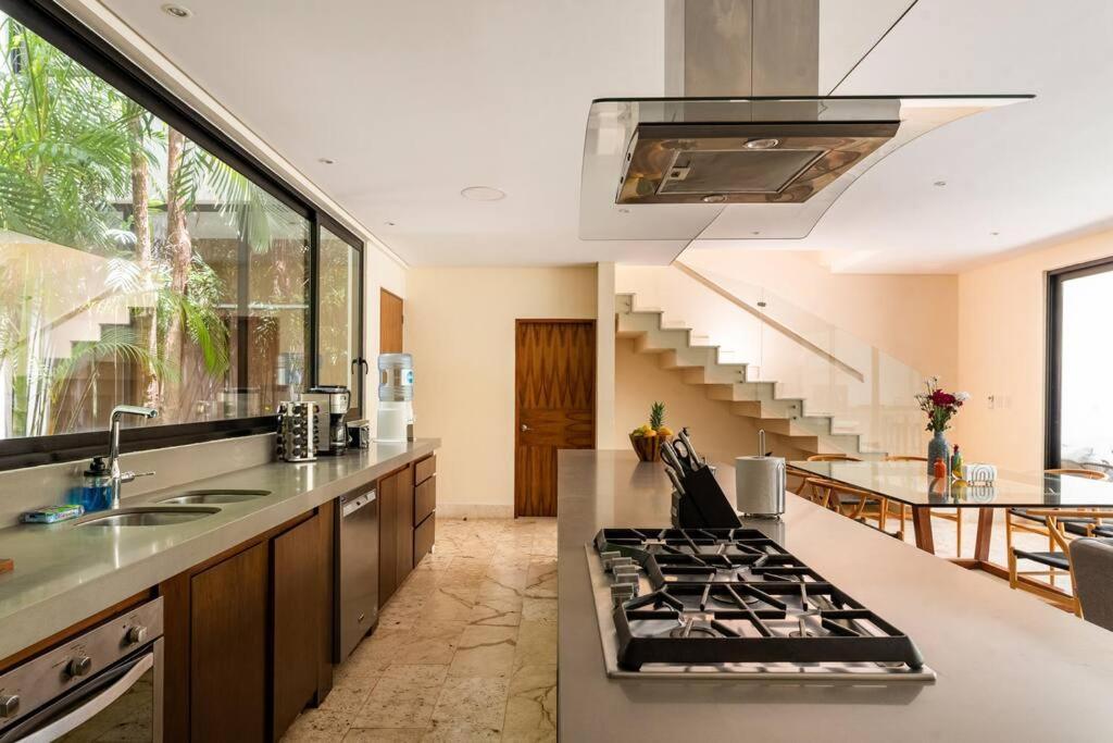 Amates With Jacuzzi & Pool With Great Concierge Service By Hum Living Villa