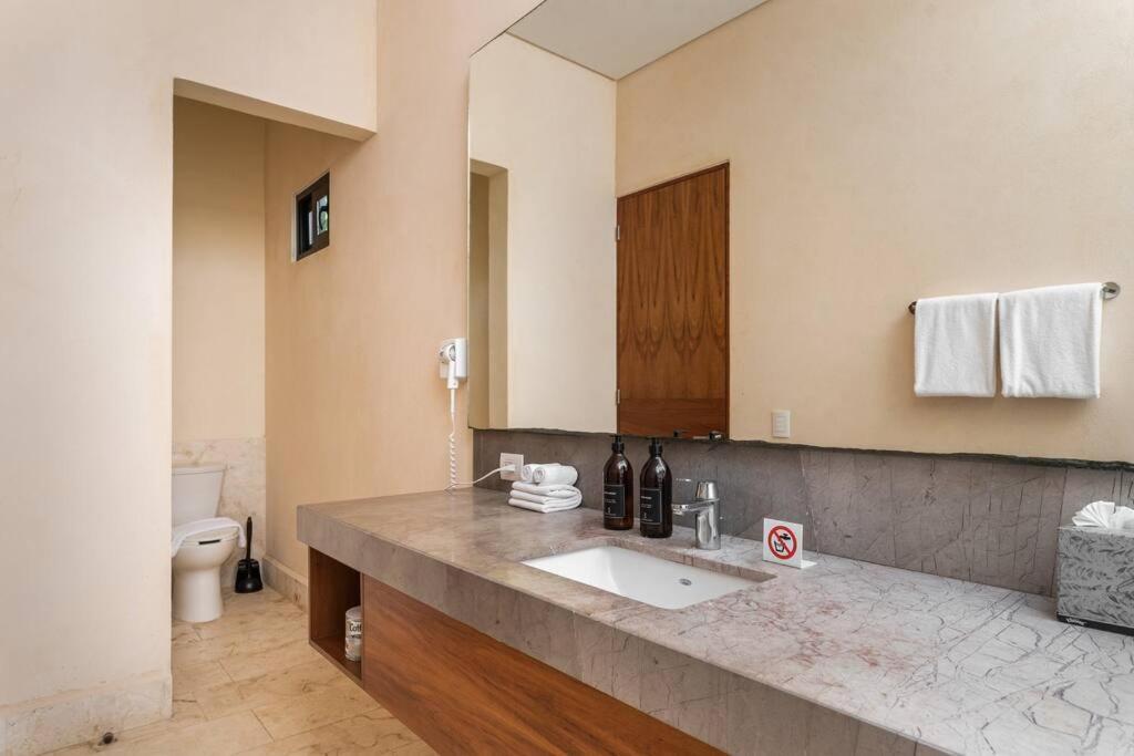 Amates With Jacuzzi & Pool With Great Concierge Service By Hum Living Villa *