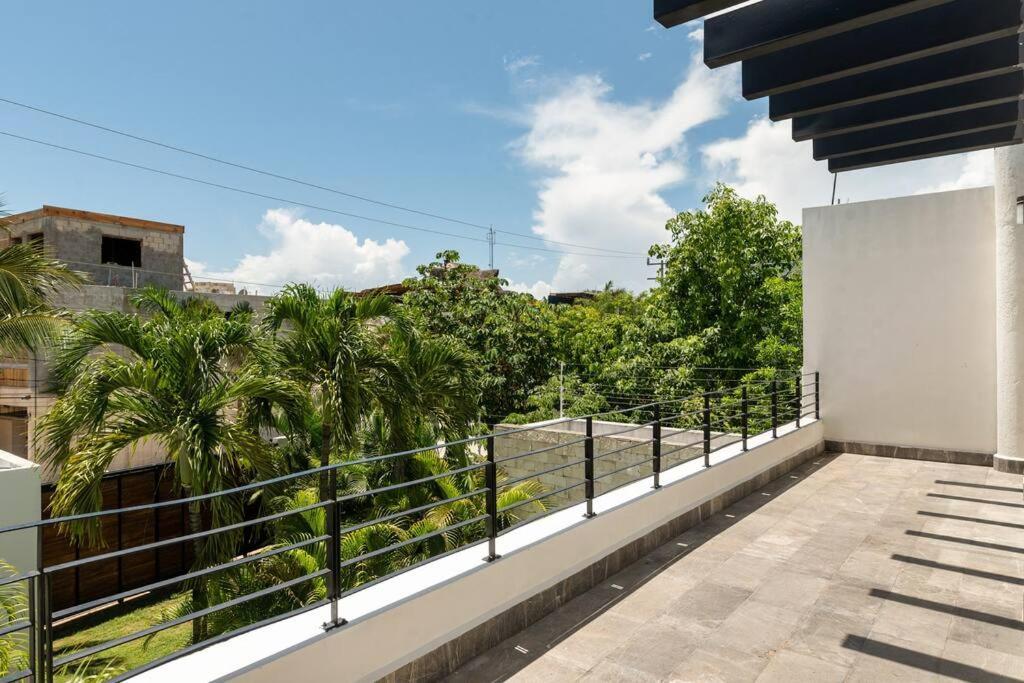 Amates With Jacuzzi & Pool With Great Concierge Service By Hum Living Villa