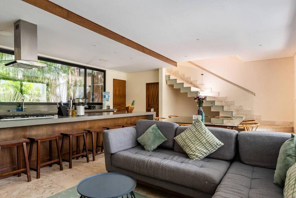 Amates With Jacuzzi & Pool With Great Concierge Service By Hum Living Villa *