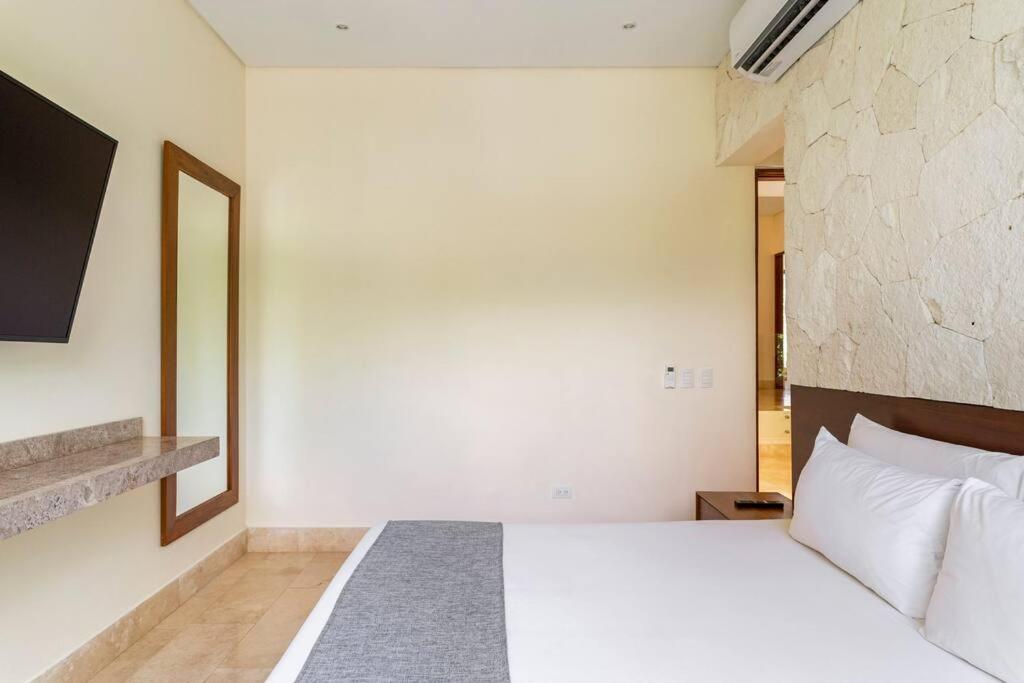 Luxurious At Exclusive Gated Community La Privada Aldea Zama, 5 Bedroom Private Pool & Concierge Service * Tulum