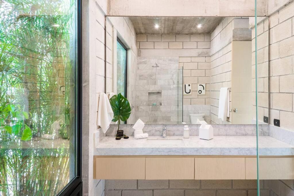 Nimi: Architectural Gem With Private Pool & Concierge *
