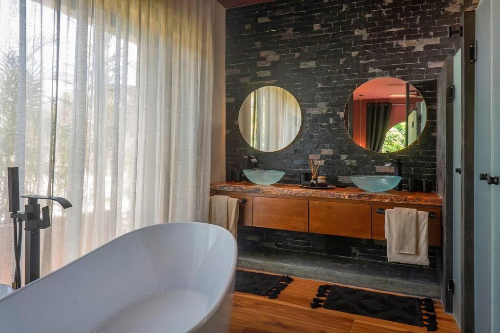 Maison Siscolino 4bdrm W/ Swimup & Rooftop Pools *