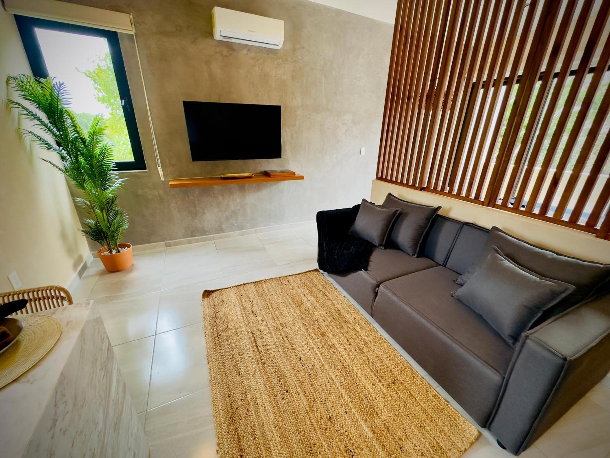 *jungle Ph W/pool, Close To Downtown & *