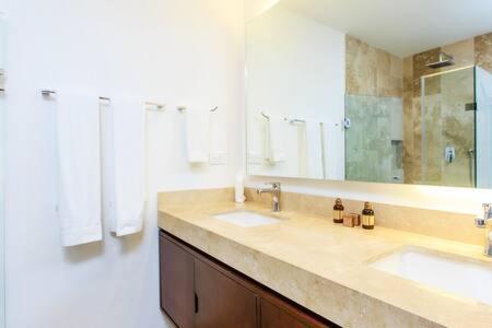 Vibrant Condo, Fiberoptic Wifi, Workspace & A Pool Tulum
