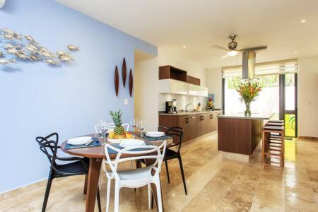 Vibrant Condo, Fiberoptic Wifi, Workspace & A Pool Сasa de vacaciones