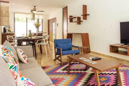 Vibrant Condo, Fiberoptic Wifi, Workspace & A Pool Сasa de vacaciones Tulum