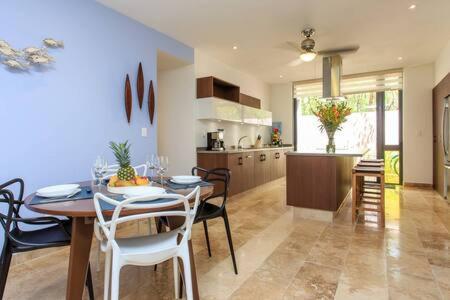 Vibrant Condo, Fiberoptic Wifi, Workspace & A Pool Сasa de vacaciones