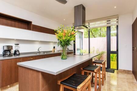 Vibrant Condo, Fiberoptic Wifi, Workspace & A Pool