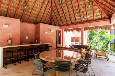 Vibrant Condo, Fiberoptic Wifi, Workspace & A Pool Сasa de vacaciones