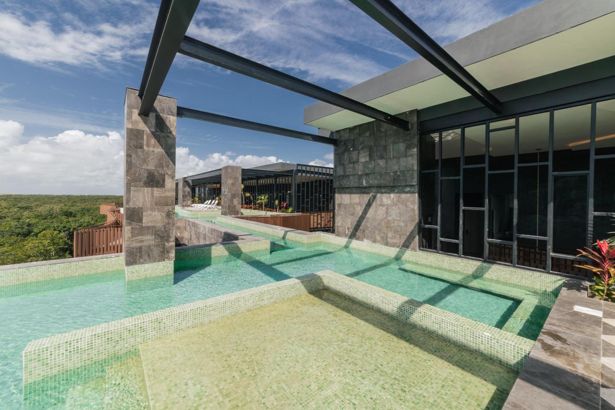 Studio/hotel Zone/infinity Pool/amira-203b By Sandy Powerpul *