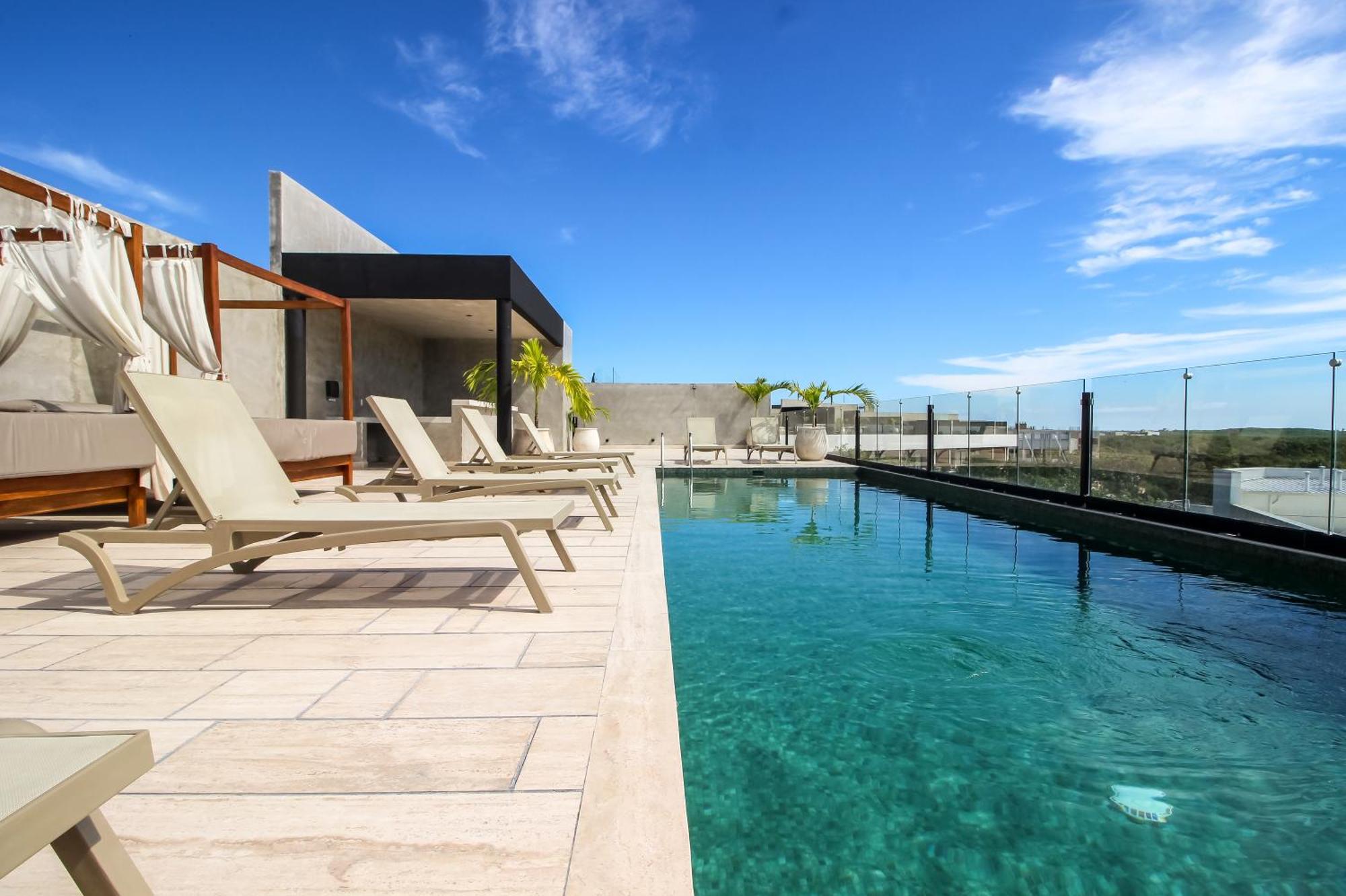 Luxury With Rooftop Pool In Location *